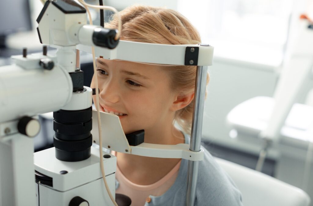 A kid getting an eye test done during an eye exam
